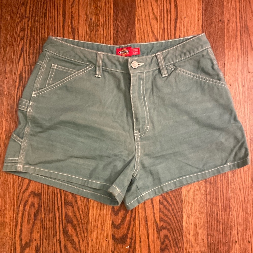 Size 5/27 women’s green dickies cargo shorts